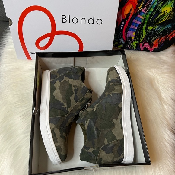 Blondo Glenda Camoflage Suede Waterproof - Picture 2 of 10